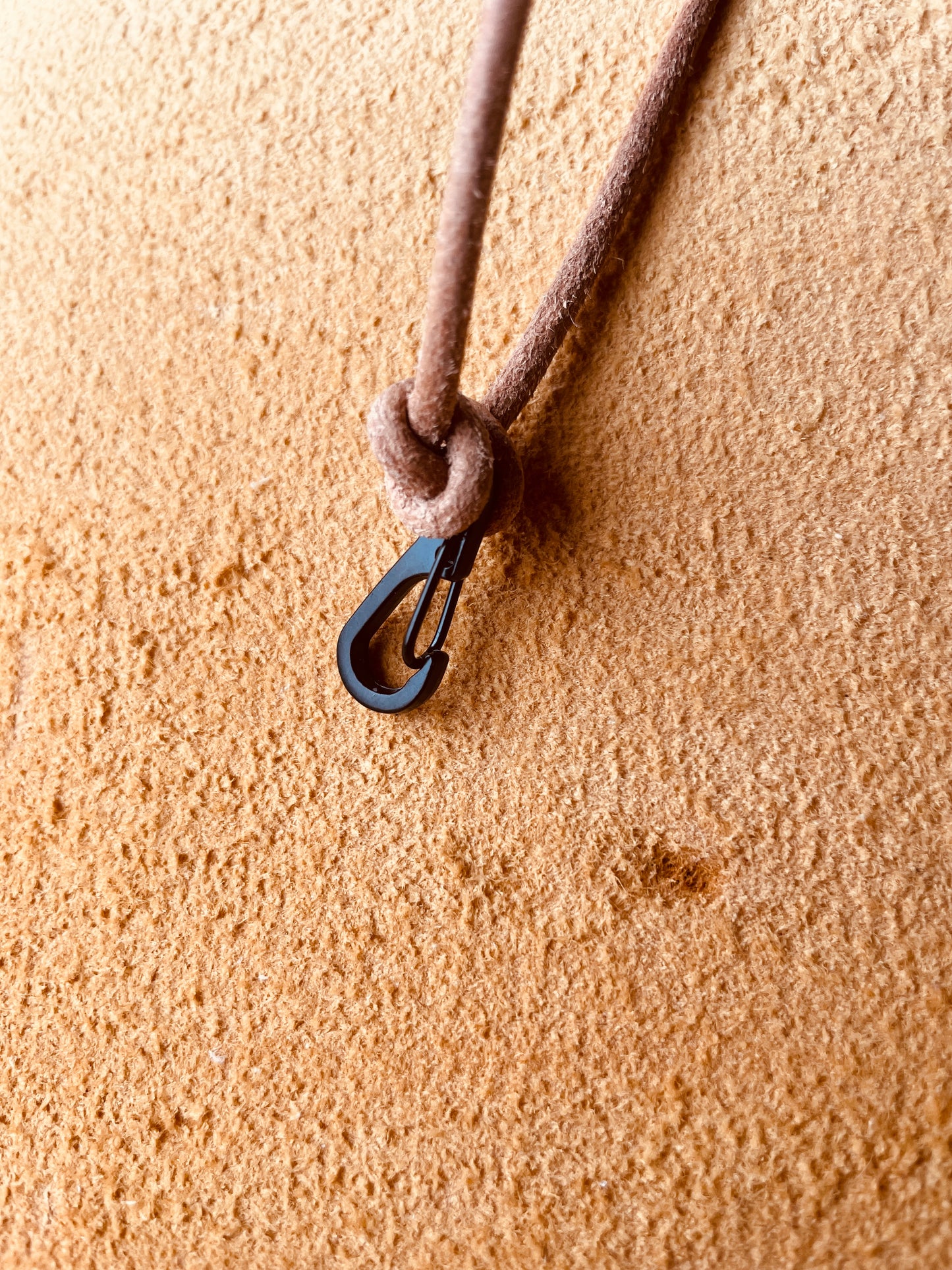 Ring Keeper · Leather (3mm) · Natural  · Carabiner (sm) · Black