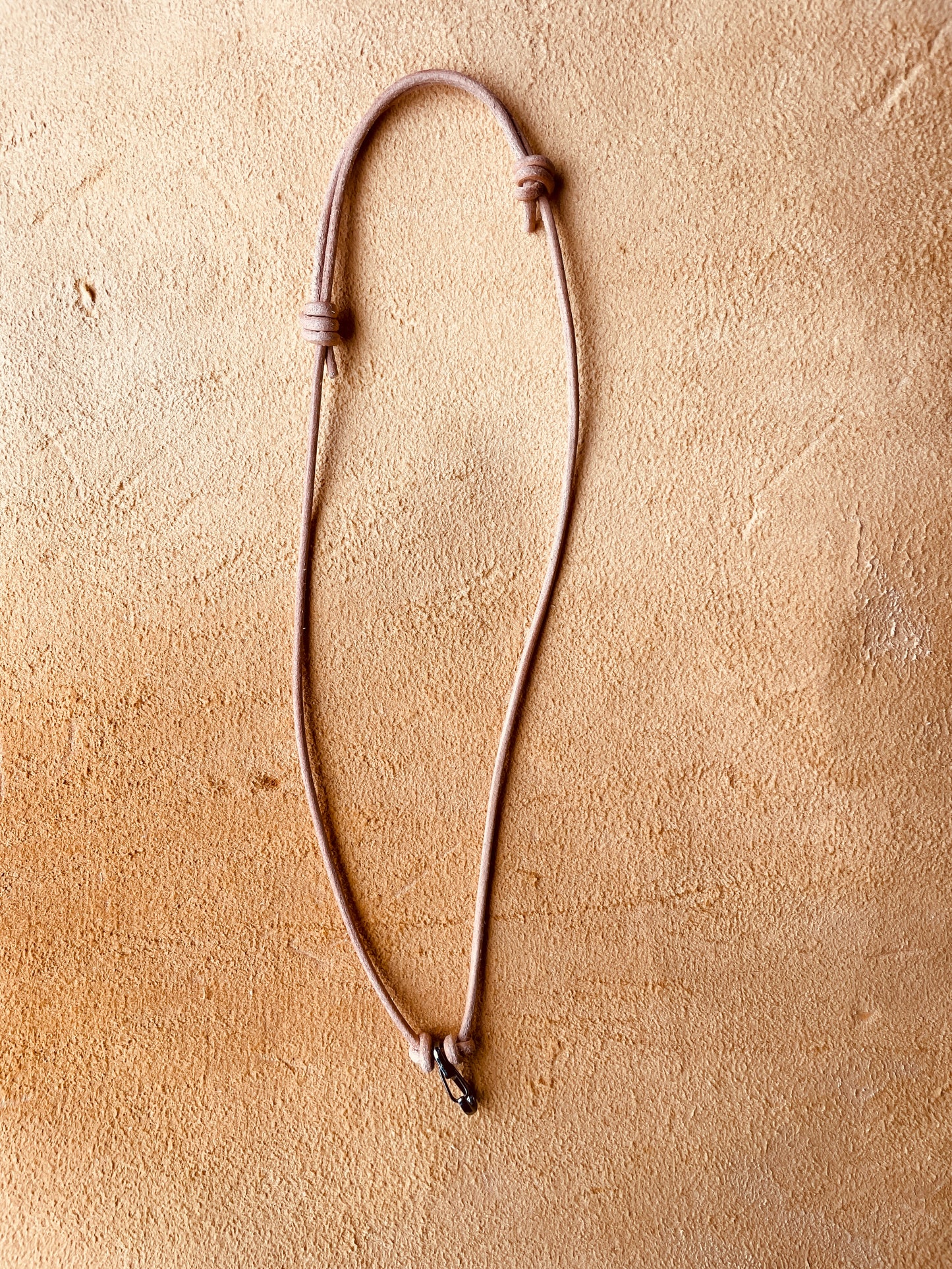 Ring Keeper · Leather (3mm) · Natural  · Carabiner (sm) · Gunmetal black