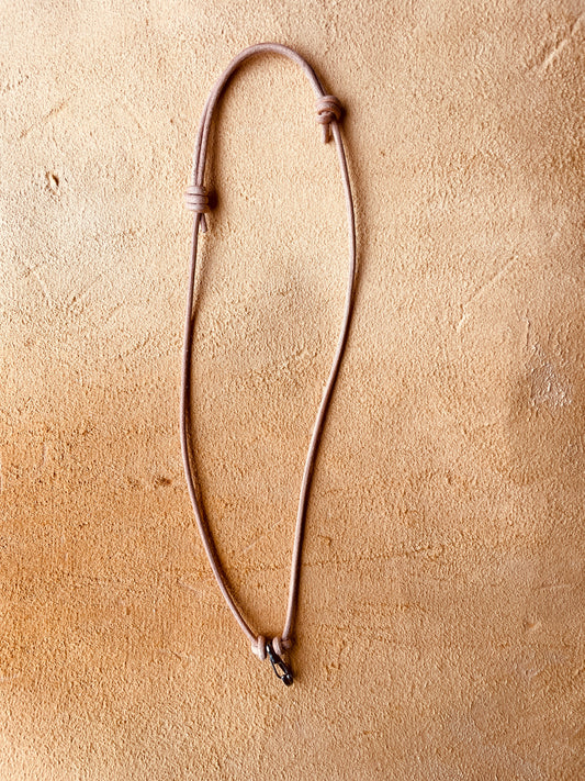 Ring Keeper · Leather (3mm) · Natural  · Carabiner (sm) · Gunmetal black