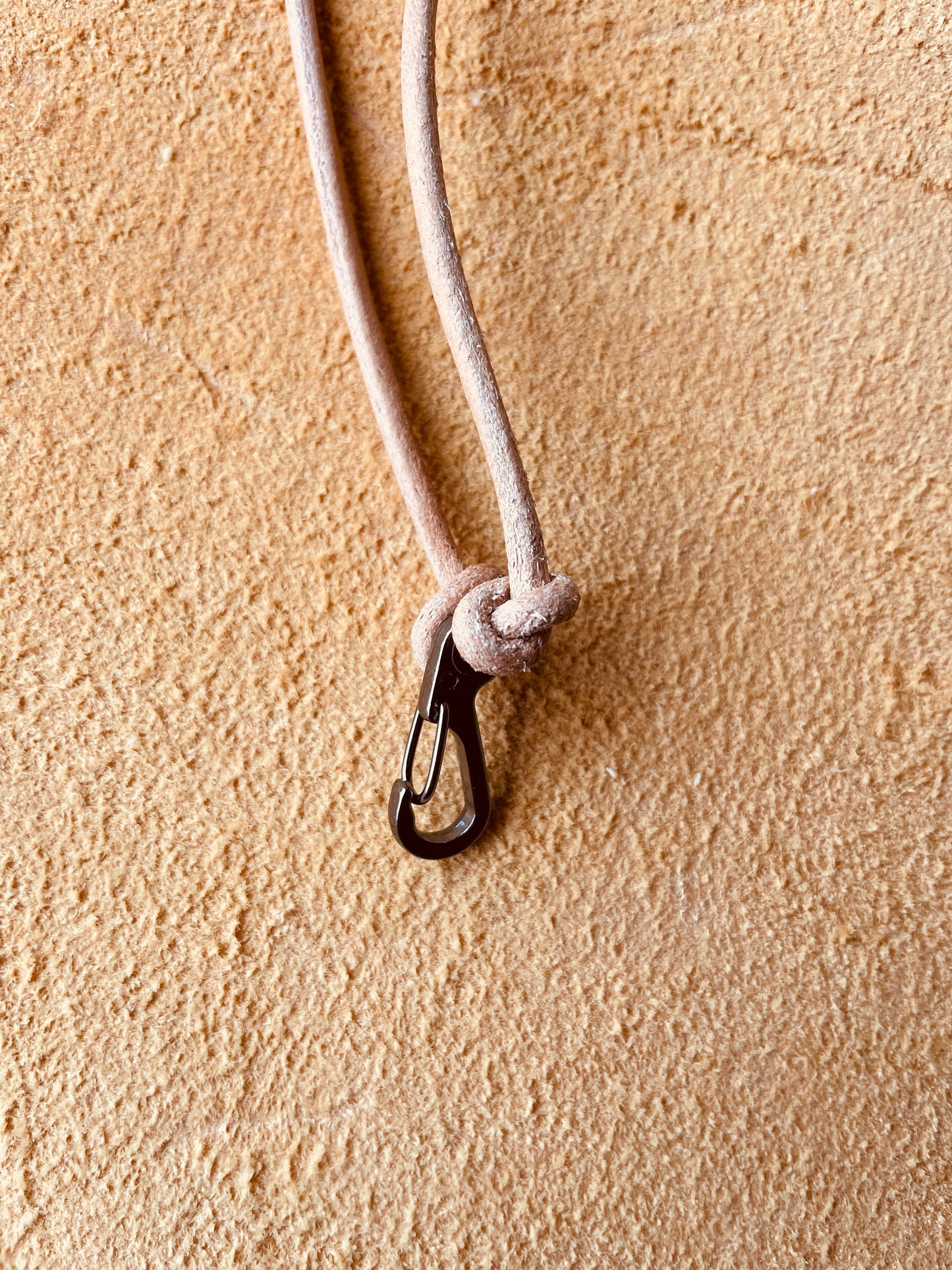 Ring Keeper · Leather (3mm) · Natural  · Carabiner (sm) · Gunmetal black