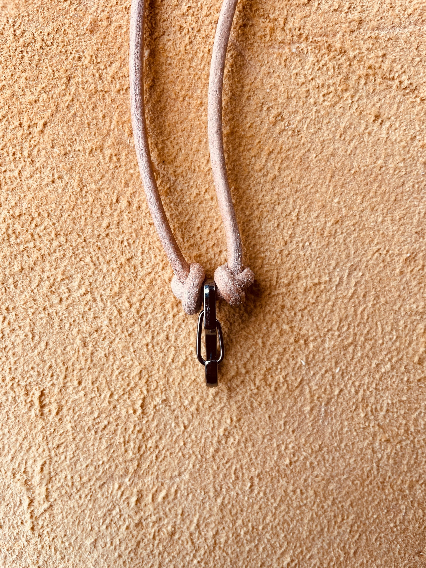 Ring Keeper · Leather (3mm) · Natural  · Carabiner (sm) · Gunmetal black