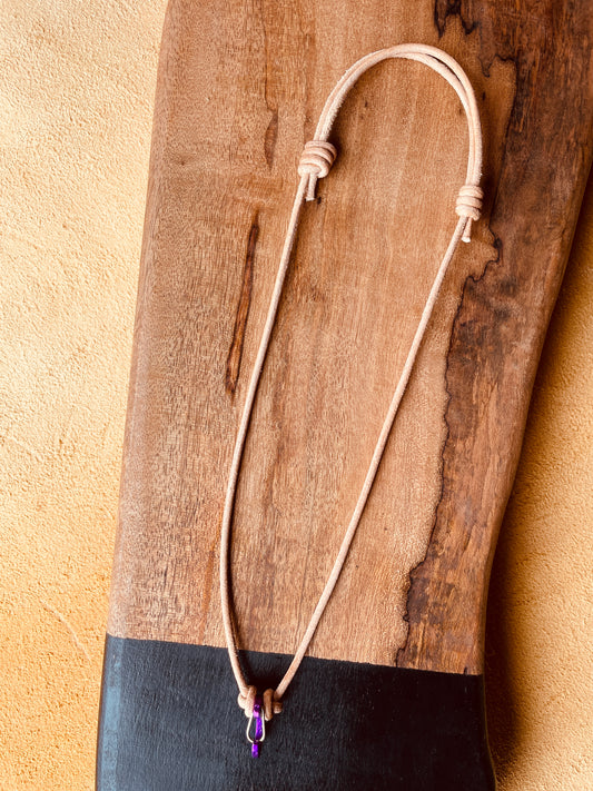 Ring Keeper · Leather (3mm) · Natural  · Carabiner (m) · Metallic Grape