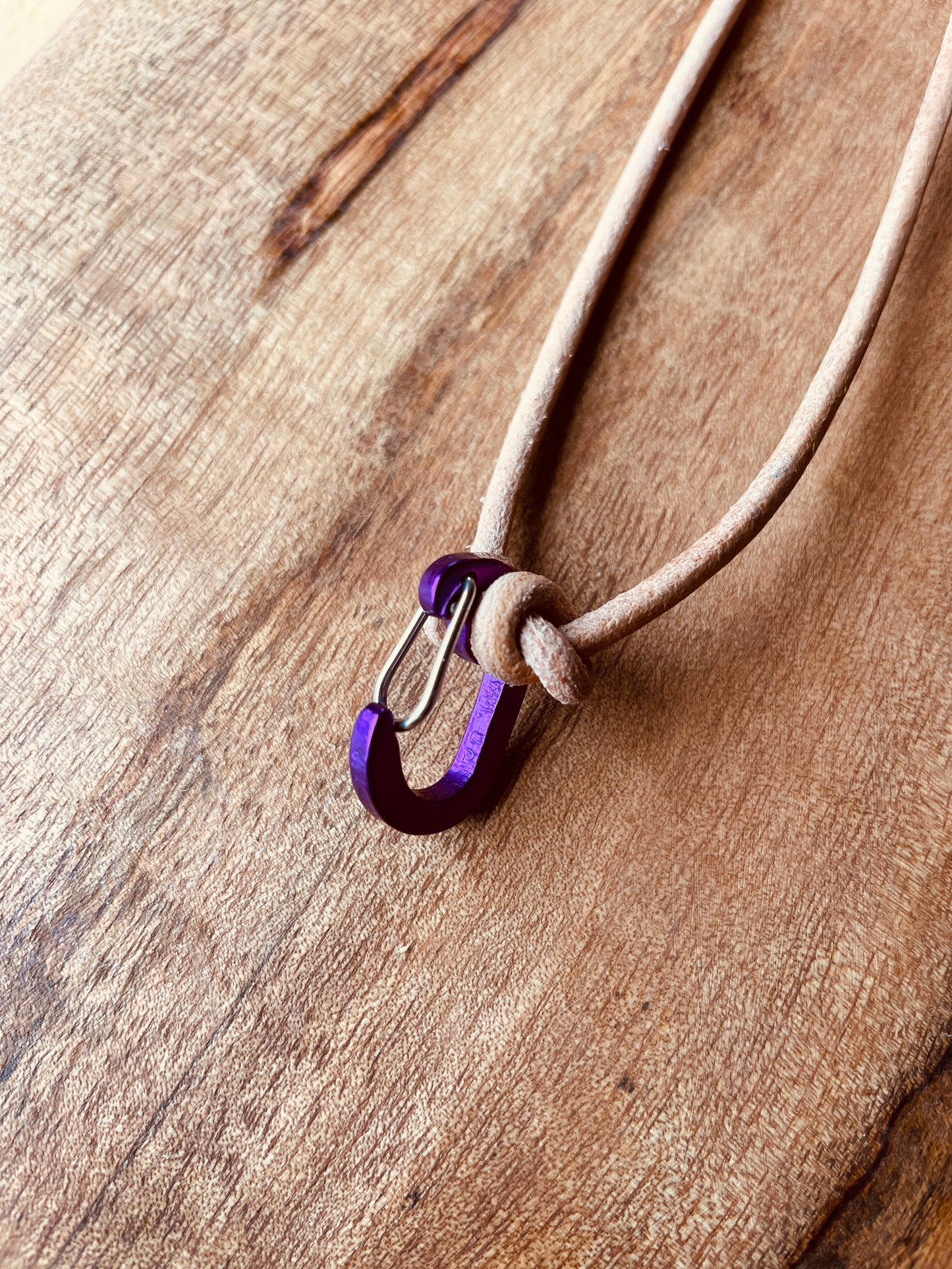 Ring Keeper · Leather (3mm) · Natural  · Carabiner (m) · Metallic Grape