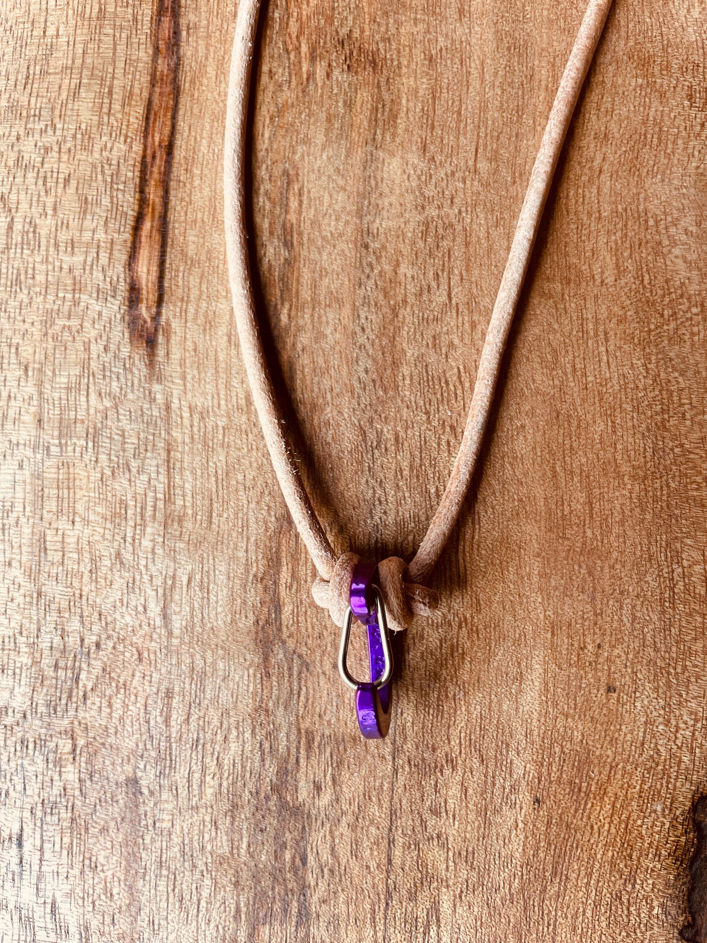 Ring Keeper · Leather (3mm) · Natural  · Carabiner (m) · Metallic Grape