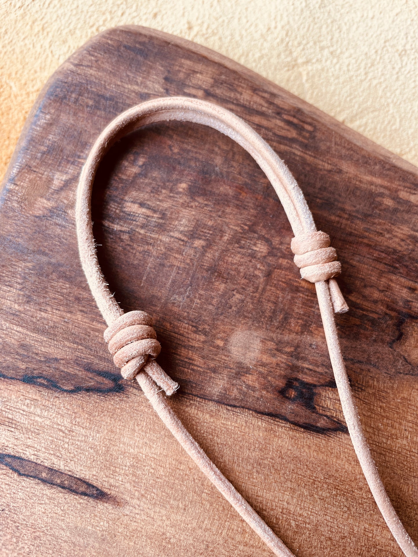 Ring Keeper · Leather (3mm) · Natural  · Carabiner (m) · Metallic Grape