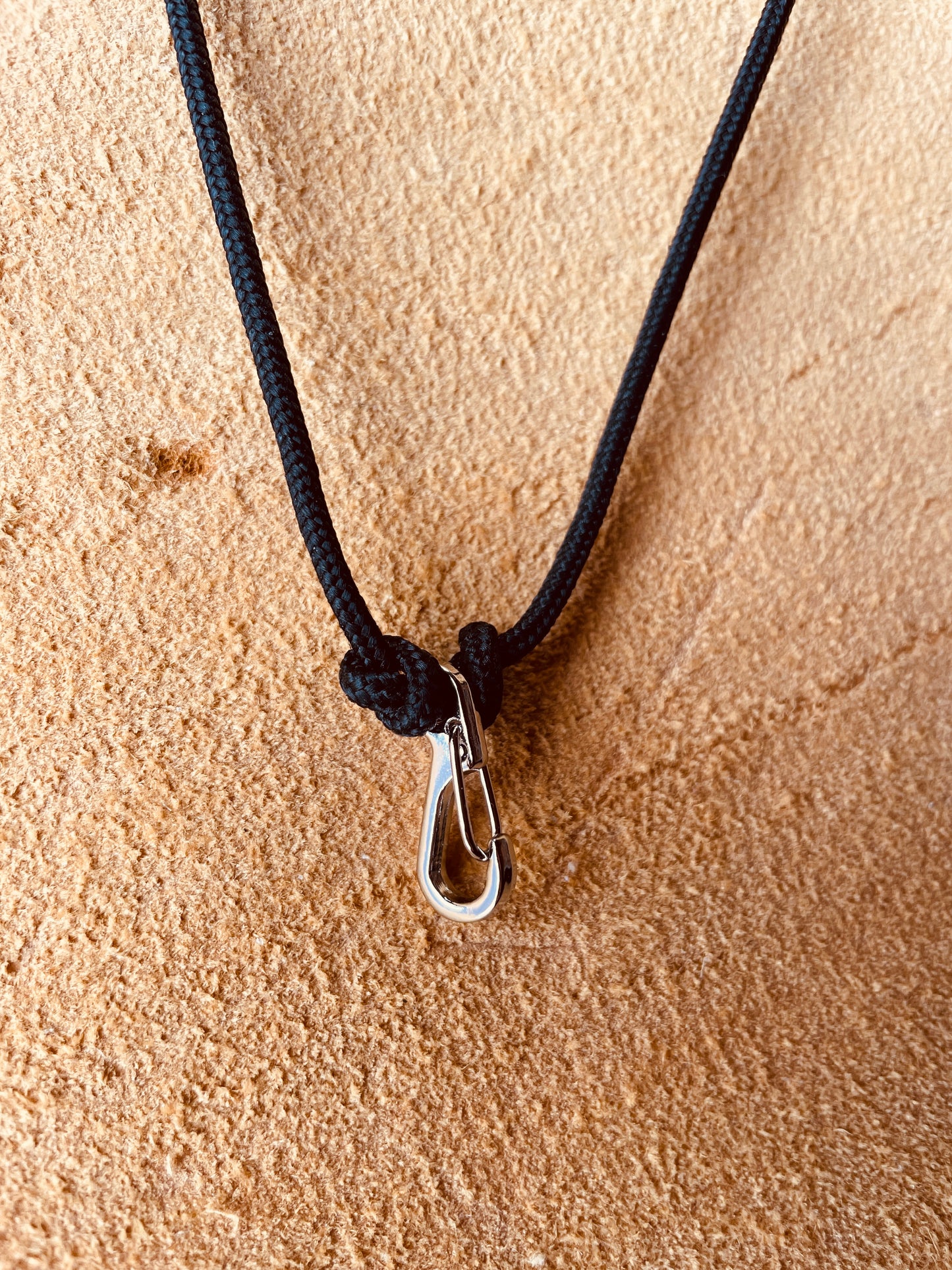 Ring Keeper · Paracord (3mm) · Black  · Carabiner (sm) · Silver