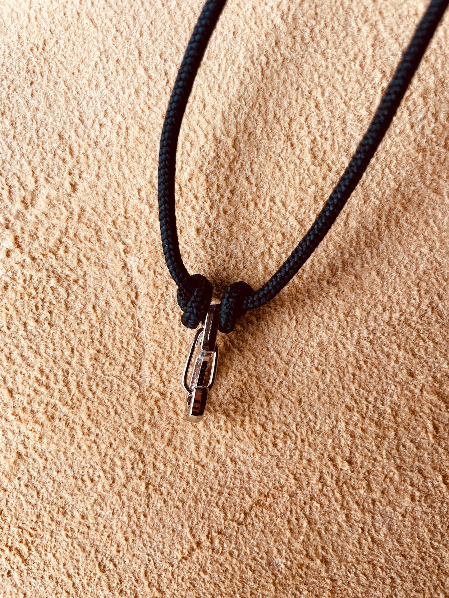 Ring Keeper · Paracord (3mm) · Black  · Carabiner (sm) · Silver
