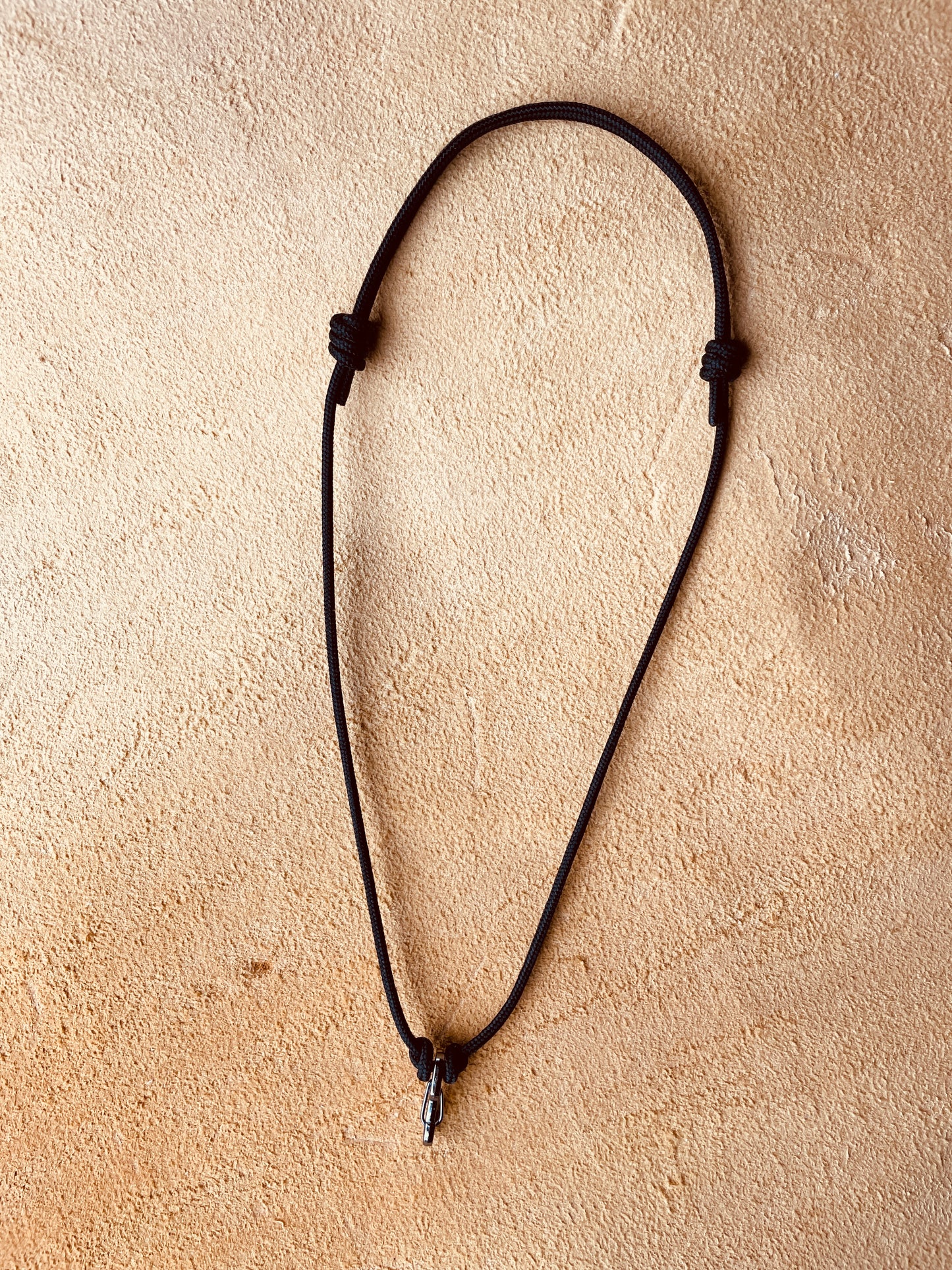 Ring Keeper · Paracord (3mm) · Black  · Carabiner (sm) · Gunmetal black