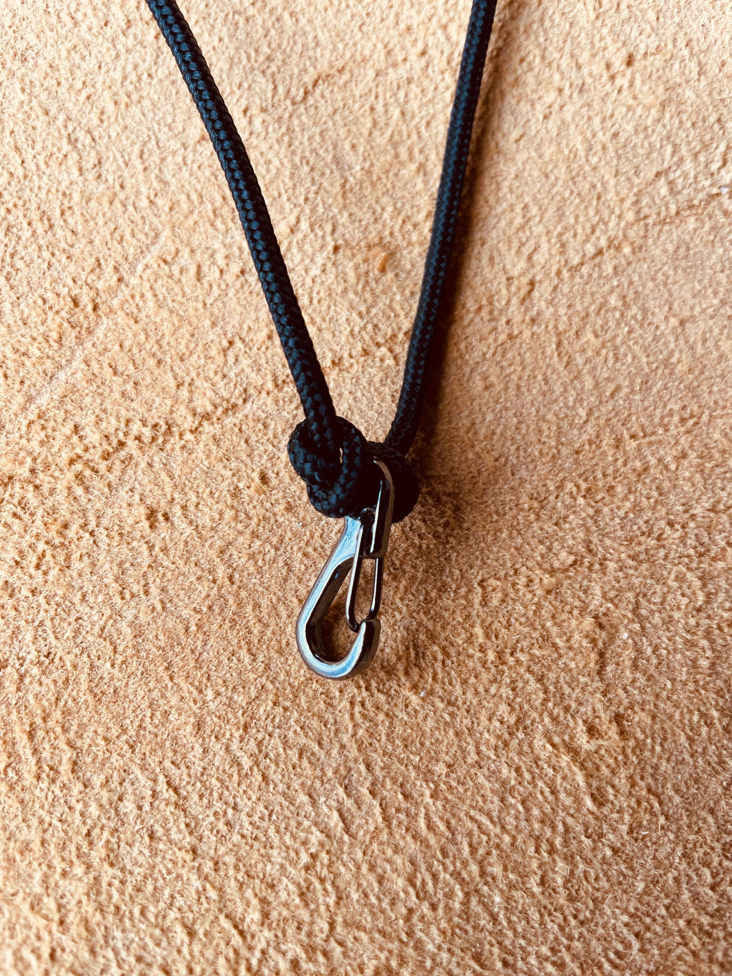 Ring Keeper · Paracord (3mm) · Black  · Carabiner (sm) · Gunmetal black