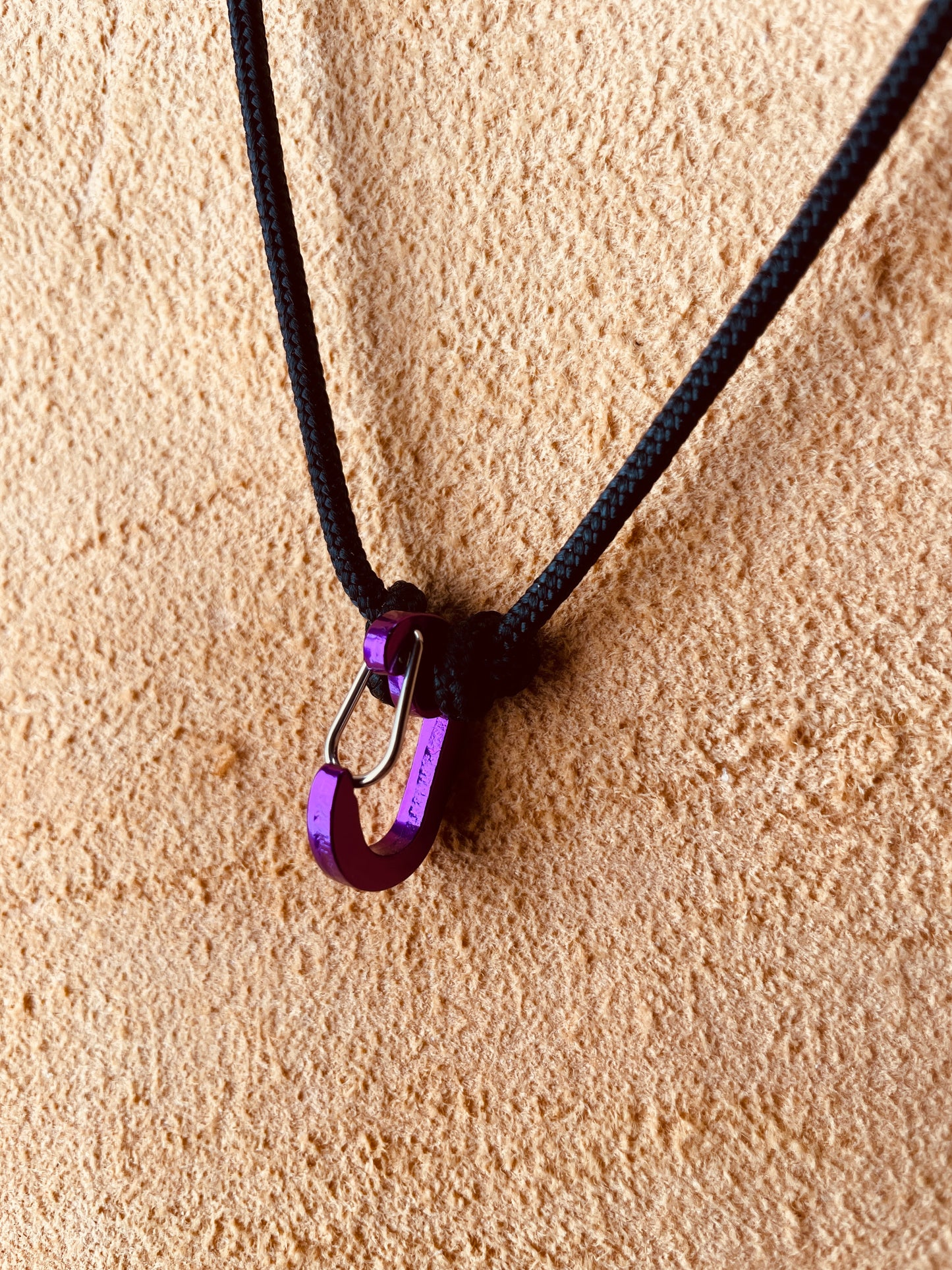 Ring Keeper · Paracord (3mm) · Black  · Carabiner (m) · Metallic Grape