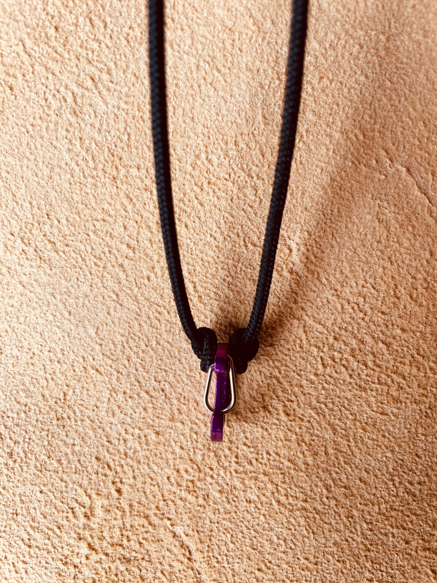 Ring Keeper · Paracord (3mm) · Black  · Carabiner (m) · Metallic Grape