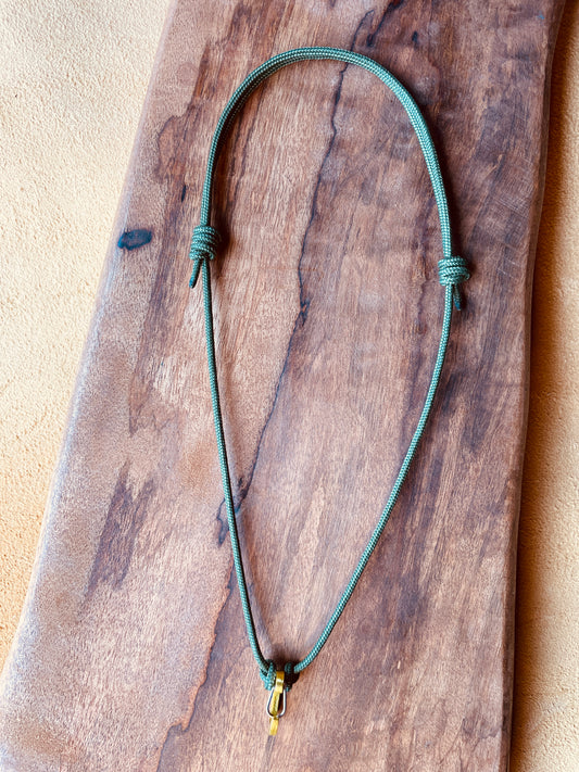 Ring Keeper · Paracord (3mm) · Forest Green  · Carabiner (m) · Metallic Strawbale