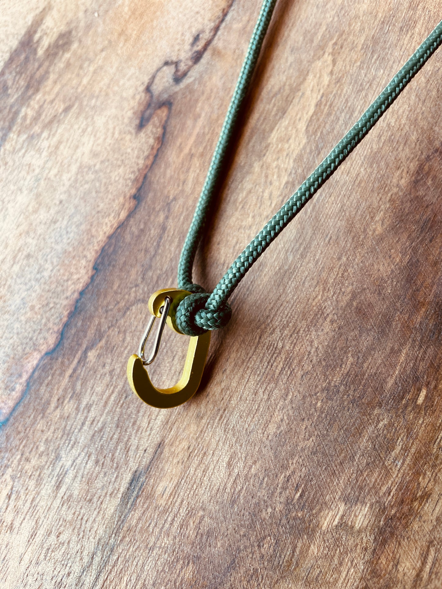 Ring Keeper · Paracord (3mm) · Forest Green  · Carabiner (m) · Metallic Strawbale