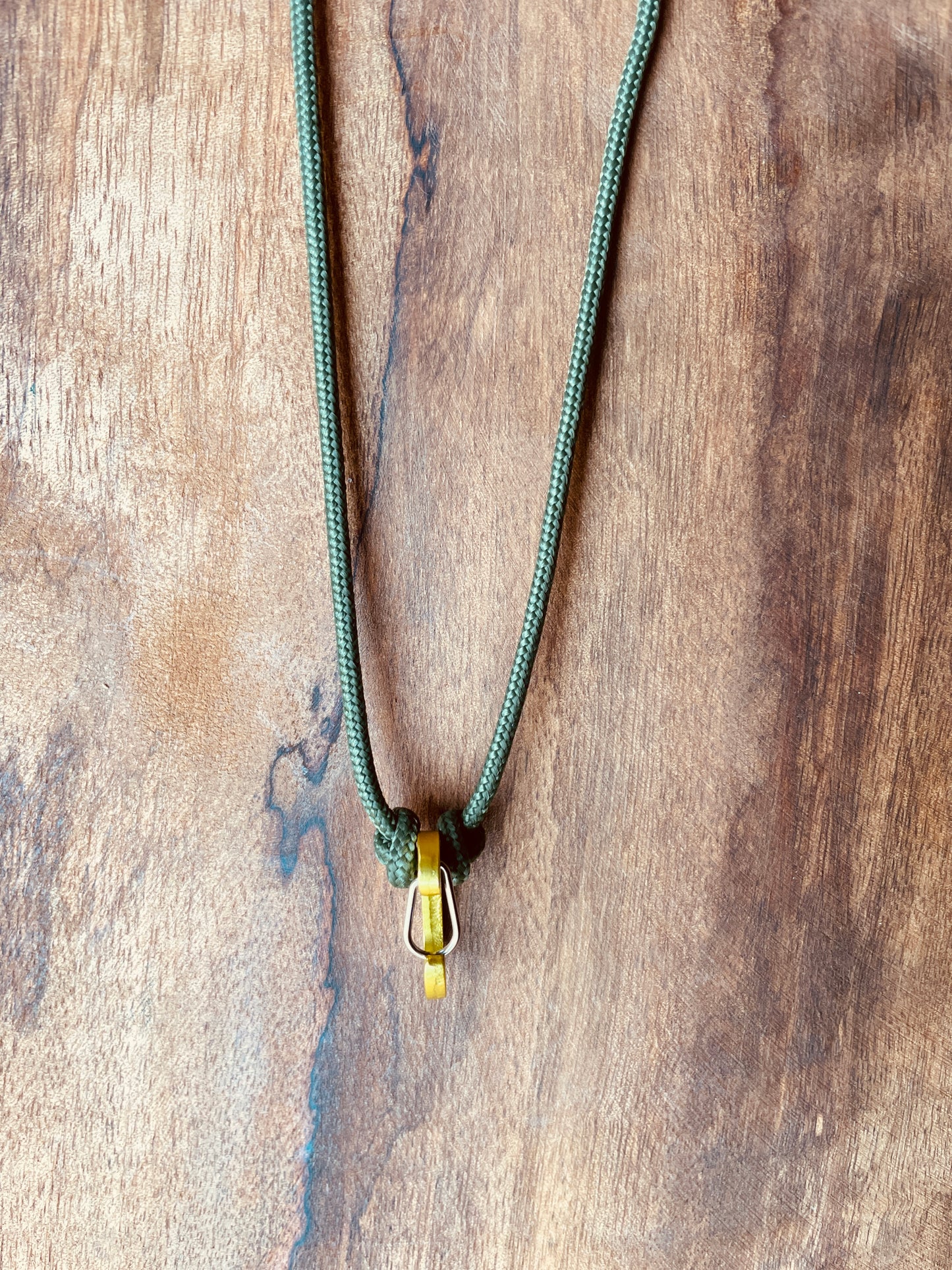 Ring Keeper · Paracord (3mm) · Forest Green  · Carabiner (m) · Metallic Strawbale