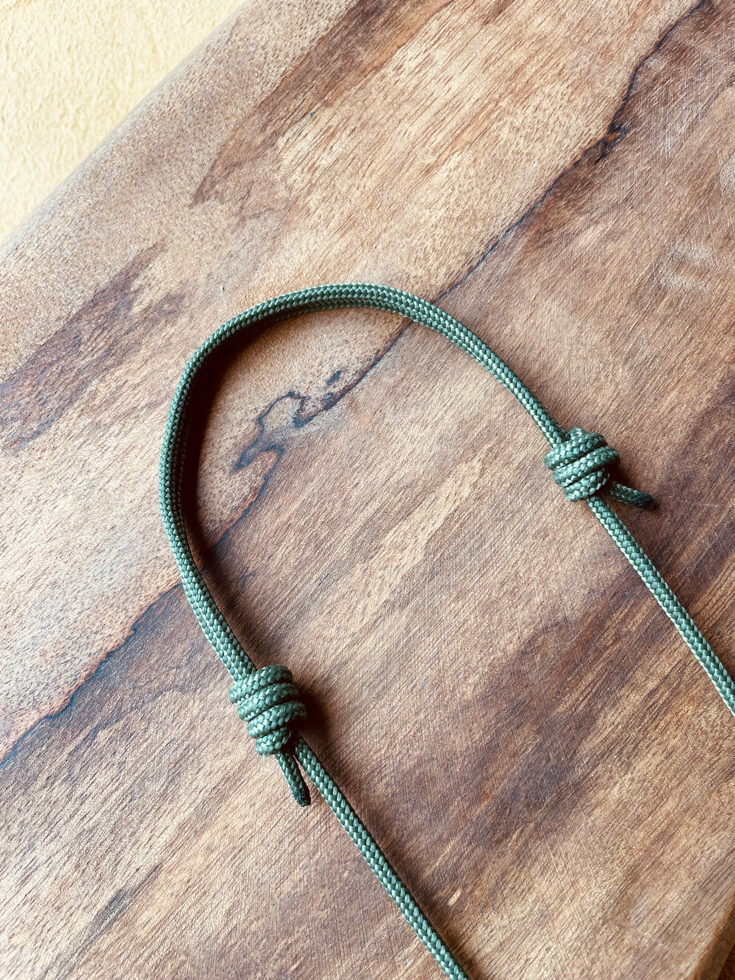 Ring Keeper · Paracord (3mm) · Forest Green  · Carabiner (m) · Metallic Strawbale