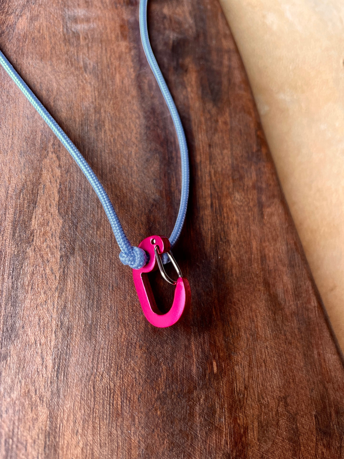 Ring Keeper · Paracord (2mm) · Baby Blue  · Carabiner (m) · Metallic Raspberry