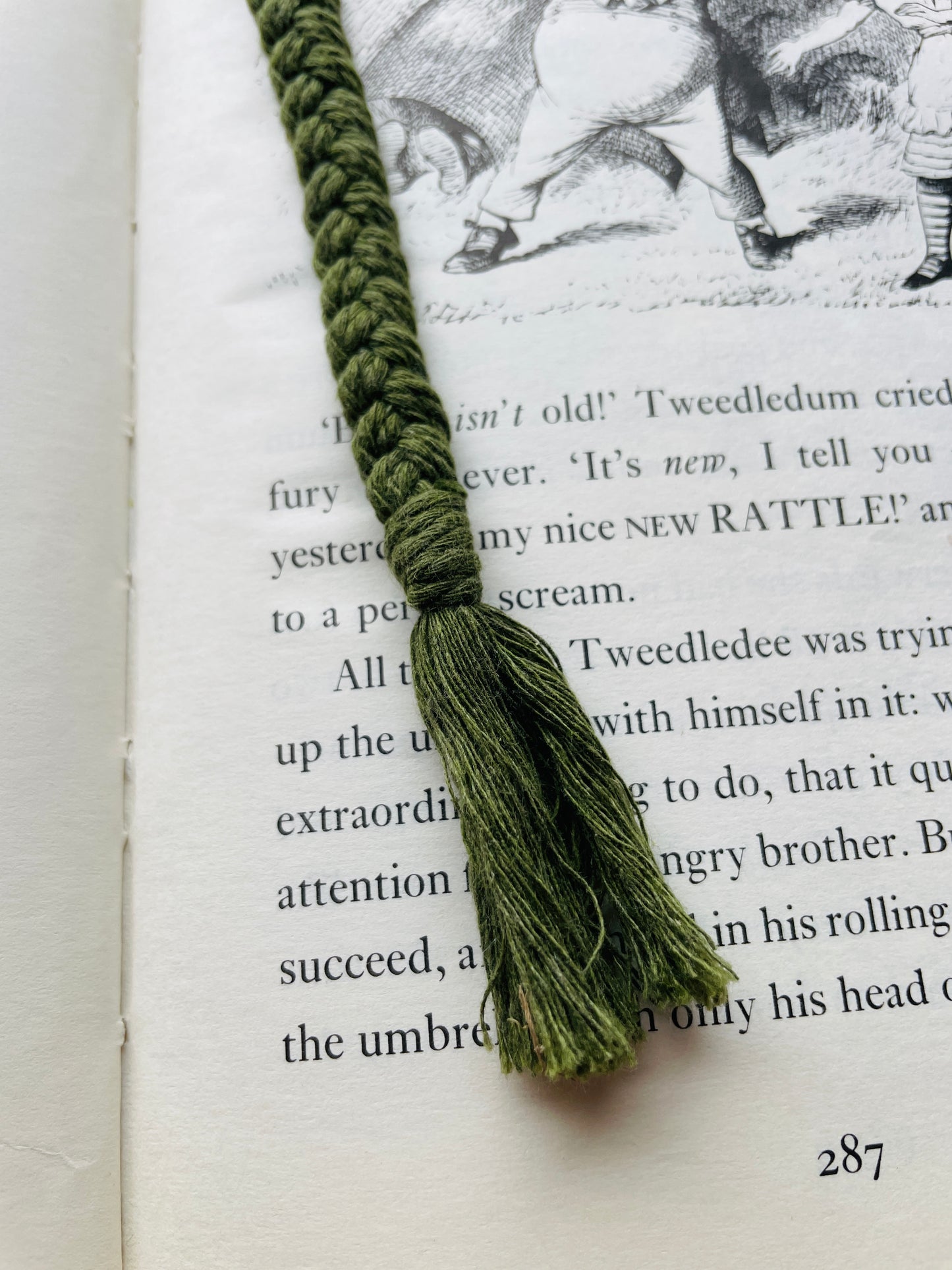 Macramé Bookmark · Forest Green · Black Beads · 11"