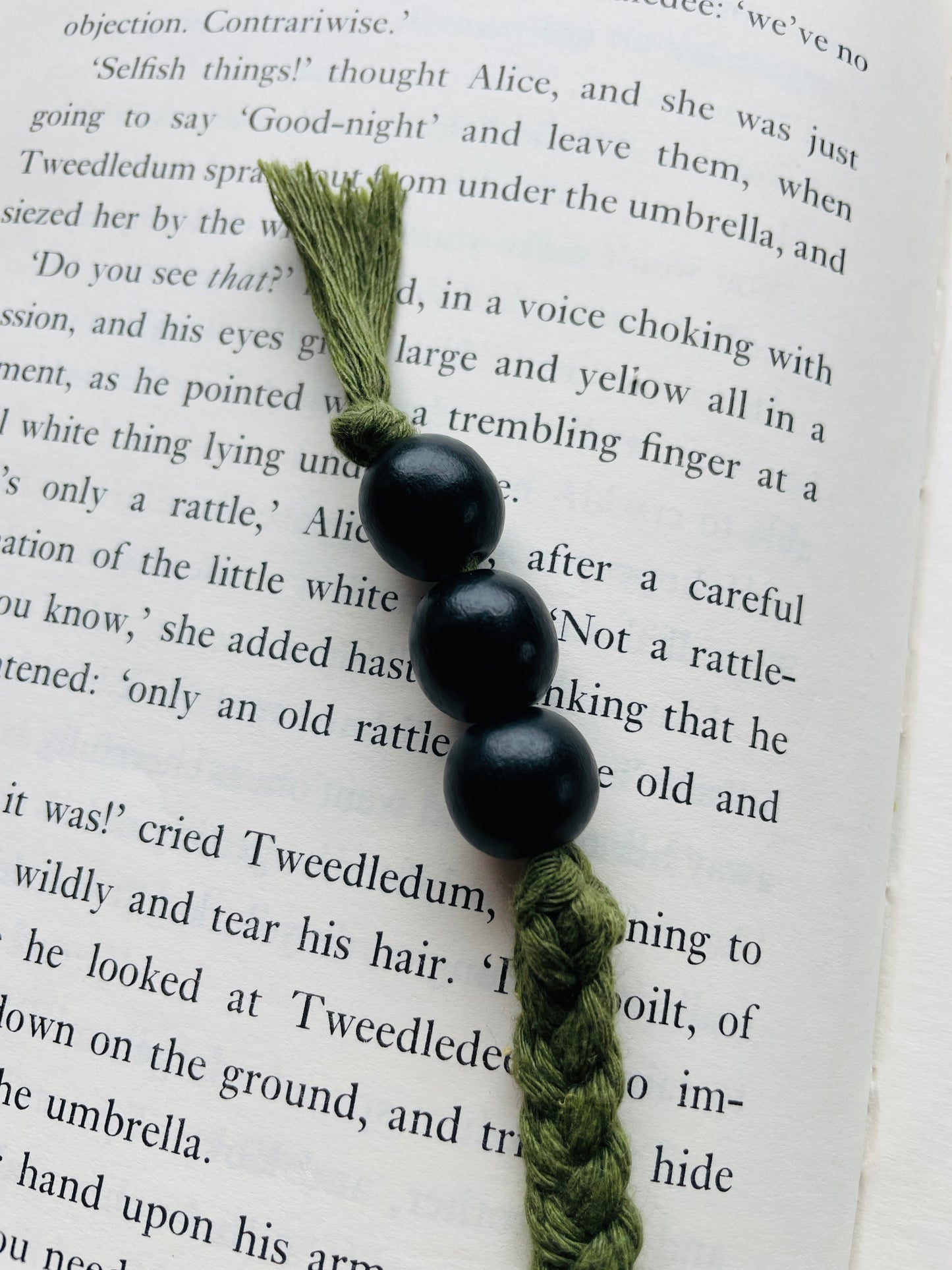 Macramé Bookmark · Forest Green · Black Beads · 11"