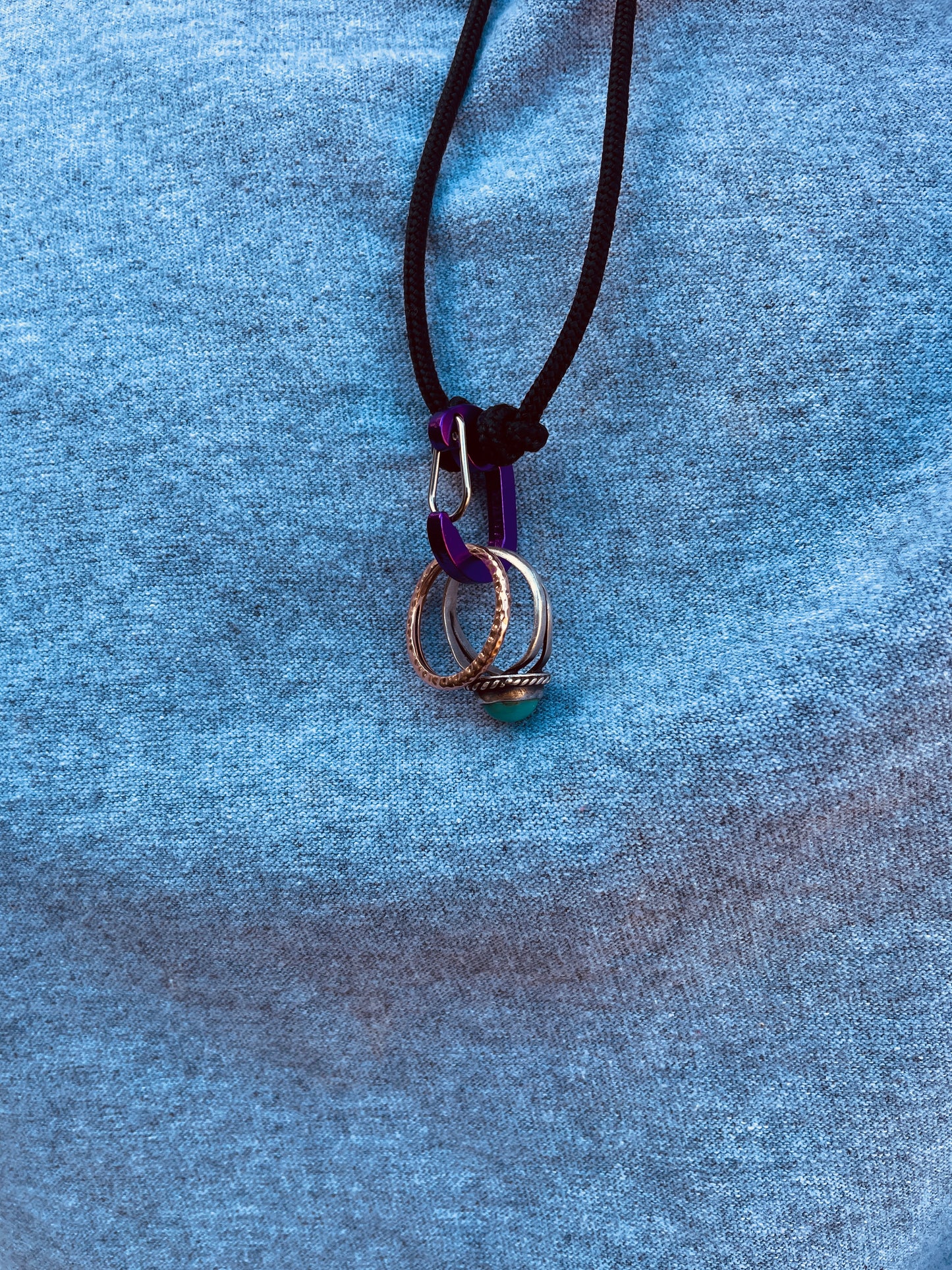 Ring Keeper · Paracord (3mm) · Black  · Carabiner (m) · Metallic Grape