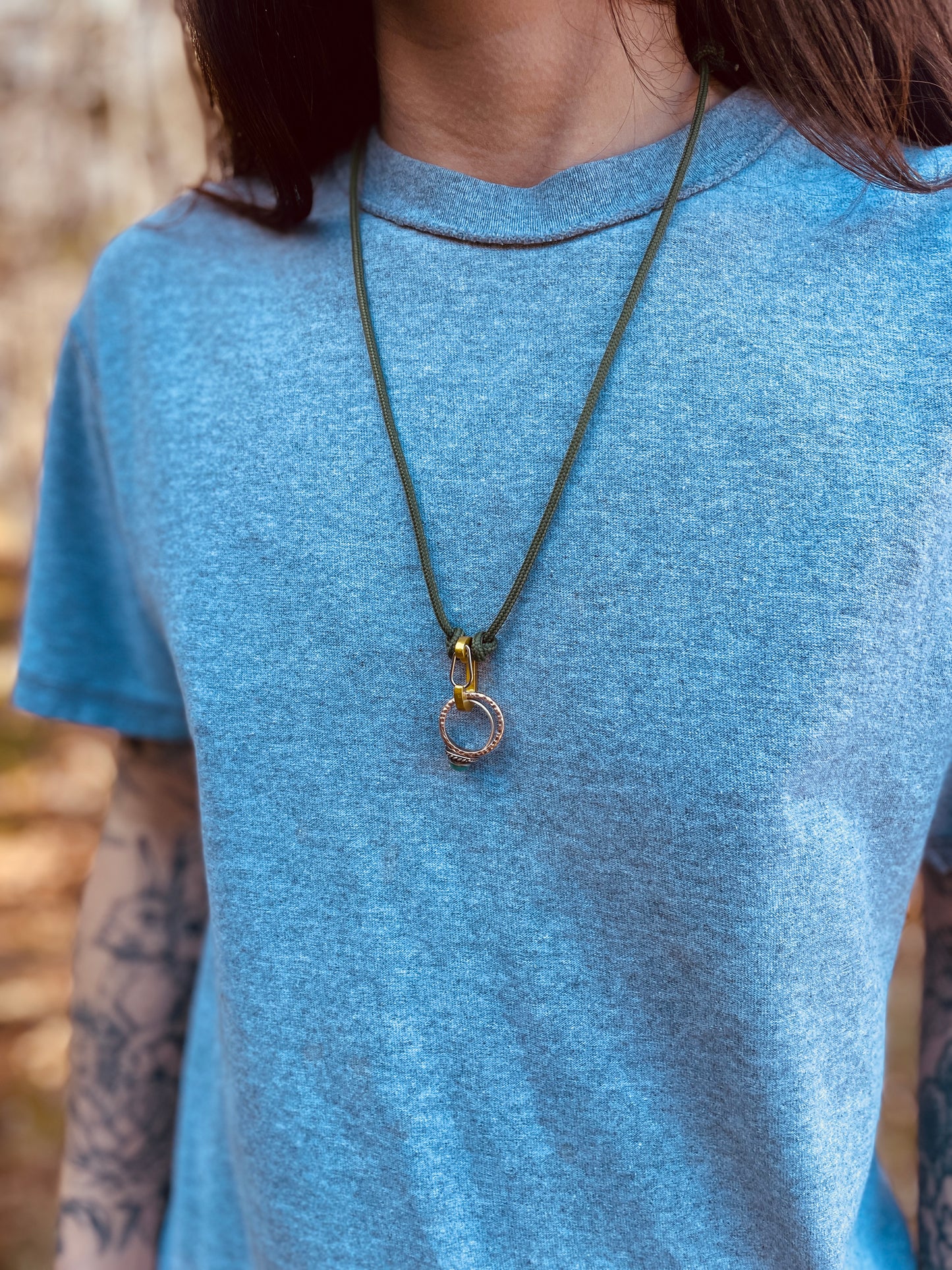 Ring Keeper · Paracord (3mm) · Forest Green  · Carabiner (m) · Metallic Strawbale