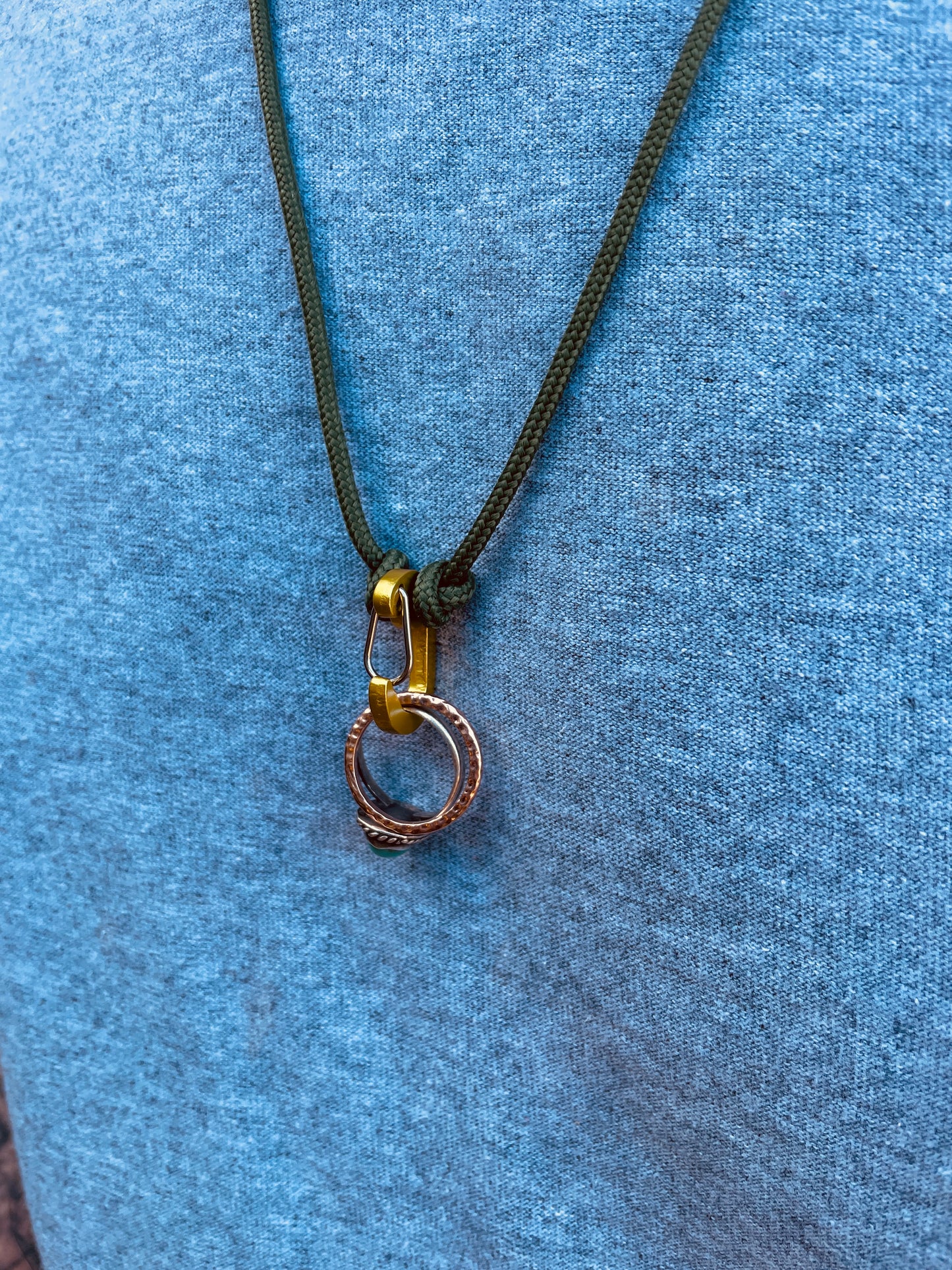 Ring Keeper · Paracord (3mm) · Forest Green  · Carabiner (m) · Metallic Strawbale