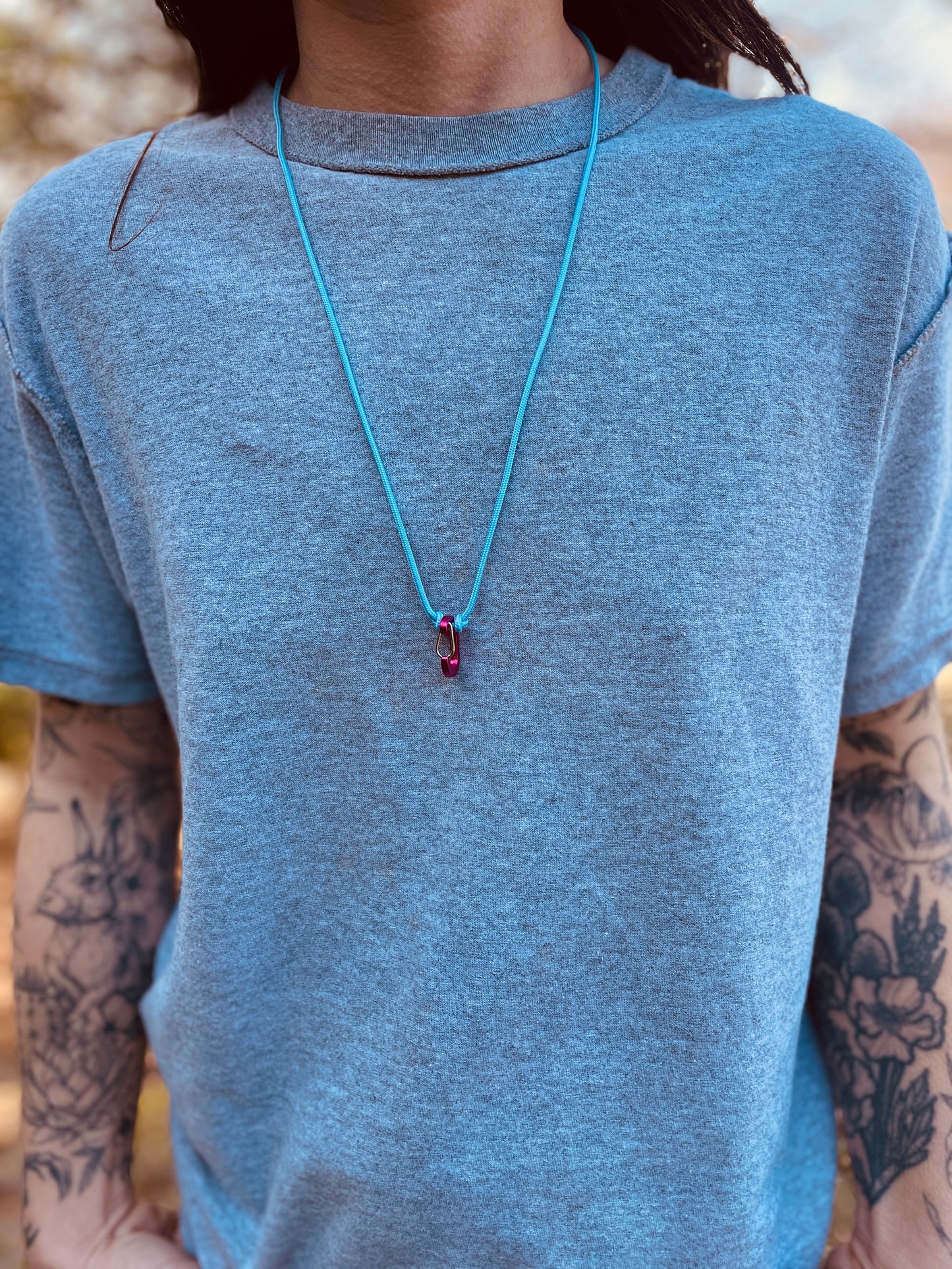 Ring Keeper · Paracord (2mm) · Baby Blue  · Carabiner (m) · Metallic Raspberry