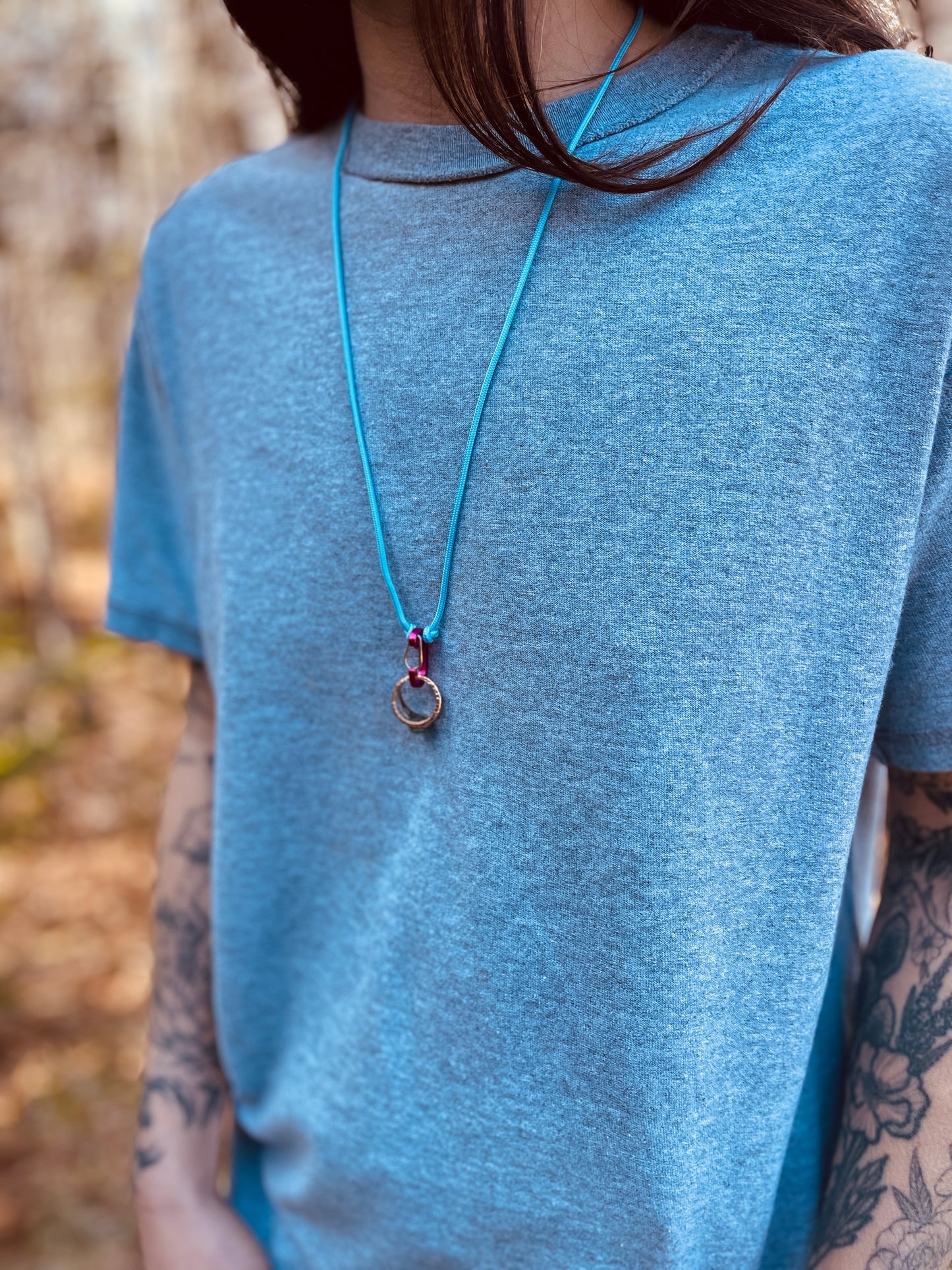 Ring Keeper · Paracord (2mm) · Baby Blue  · Carabiner (m) · Metallic Raspberry