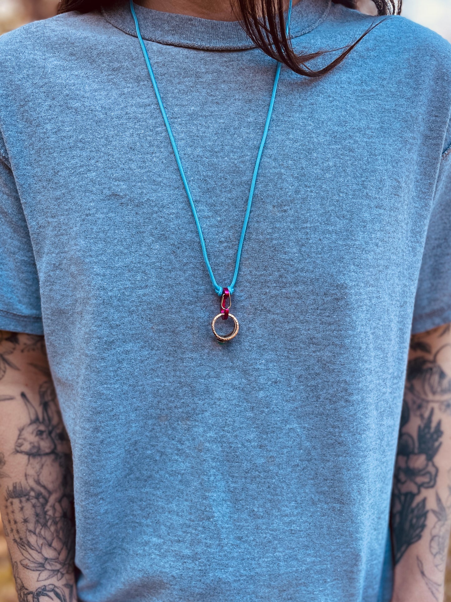 Ring Keeper · Paracord (2mm) · Baby Blue  · Carabiner (m) · Metallic Raspberry