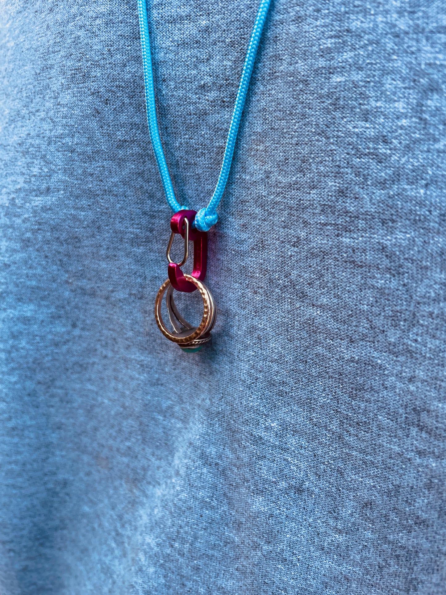 Ring Keeper · Paracord (2mm) · Baby Blue  · Carabiner (m) · Metallic Raspberry