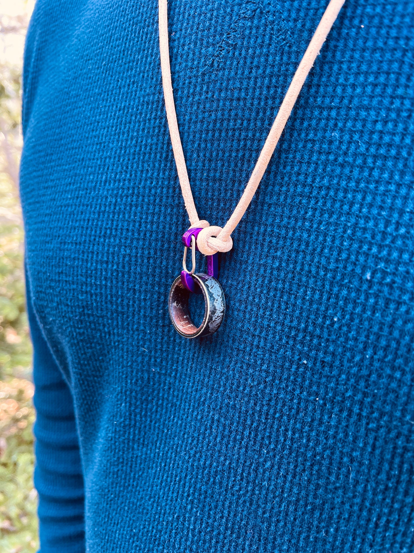 Ring Keeper · Leather (3mm) · Natural  · Carabiner (m) · Metallic Grape