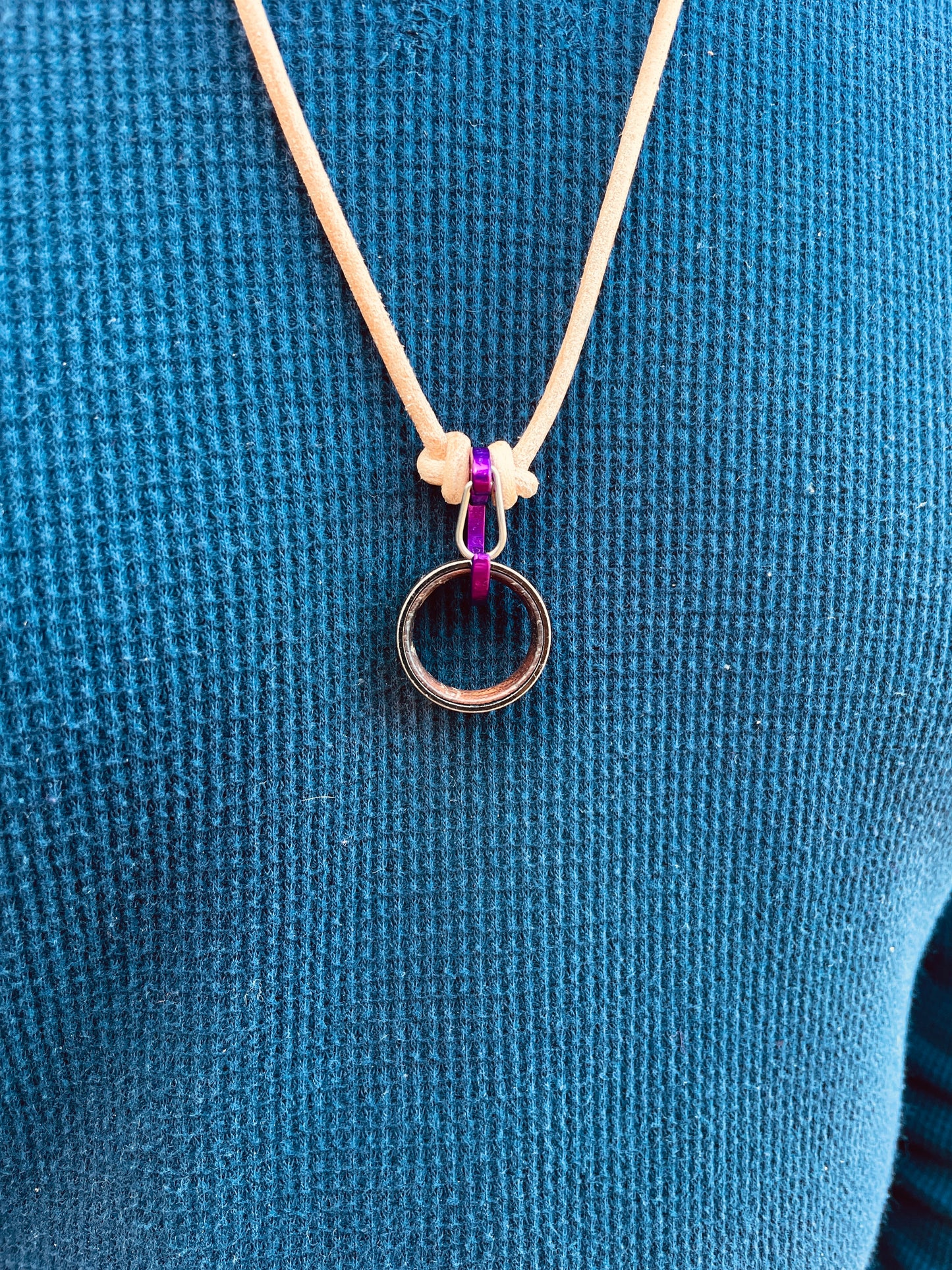 Ring Keeper · Leather (3mm) · Natural  · Carabiner (m) · Metallic Grape