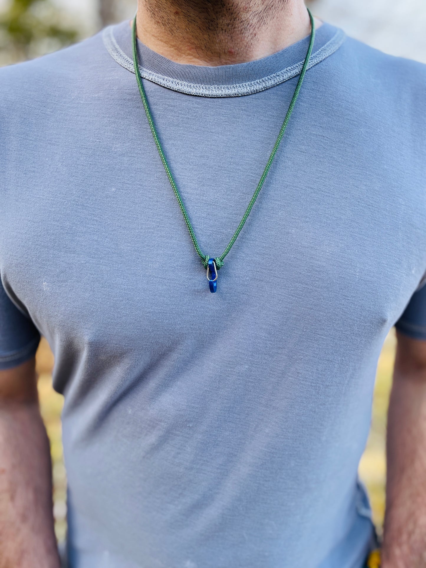 Ring Keeper · Paracord (3mm) · Forest Green  · Carabiner (m) · Metallic Blueberry