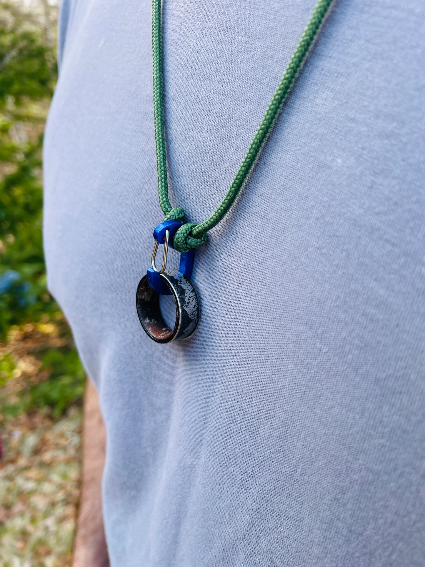 Ring Keeper · Paracord (3mm) · Forest Green  · Carabiner (m) · Metallic Blueberry