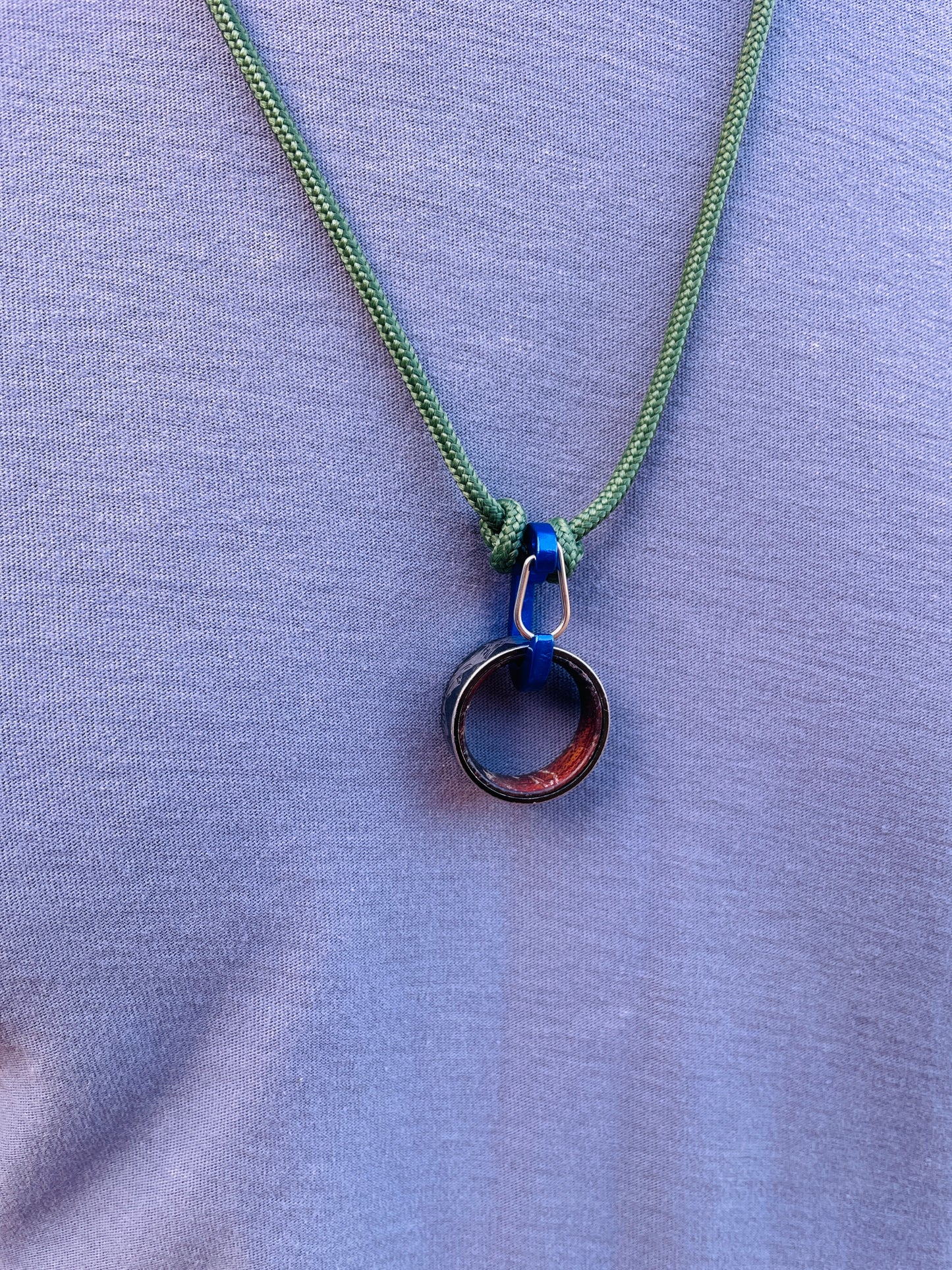 Ring Keeper · Paracord (3mm) · Forest Green  · Carabiner (m) · Metallic Blueberry